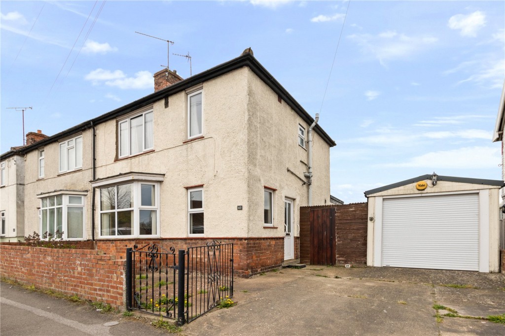 3 bedroom Semi-detached house Under Offer