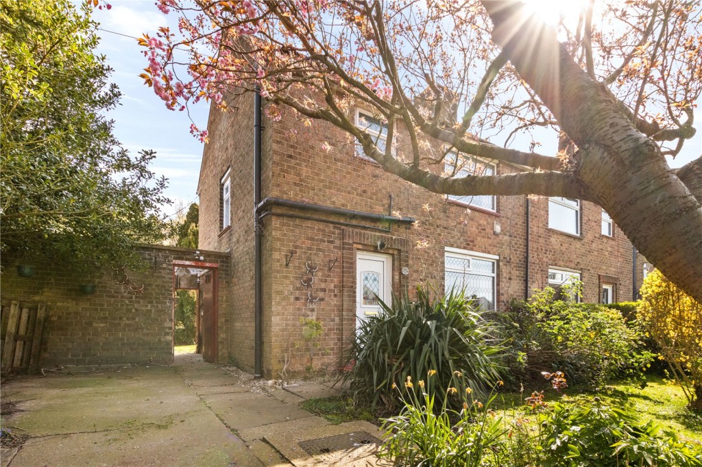 3 bedroom Semi-detached house Under Offer