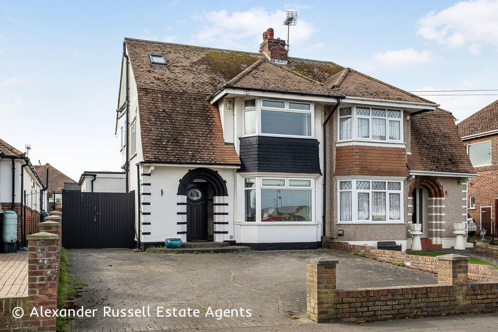 4 bedroom Semi-detached house Under Offer
