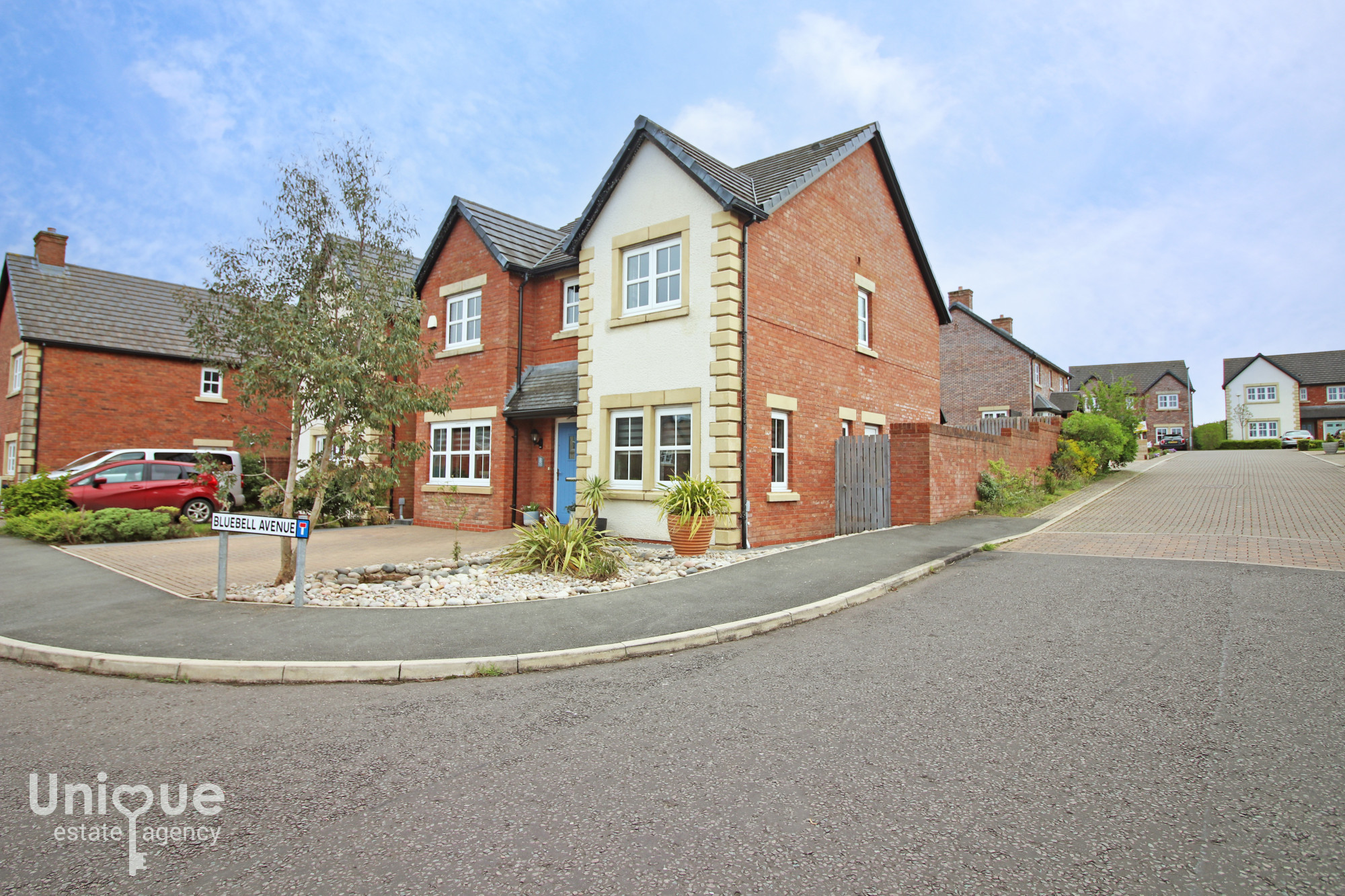5 bedroom Detached house Under Offer