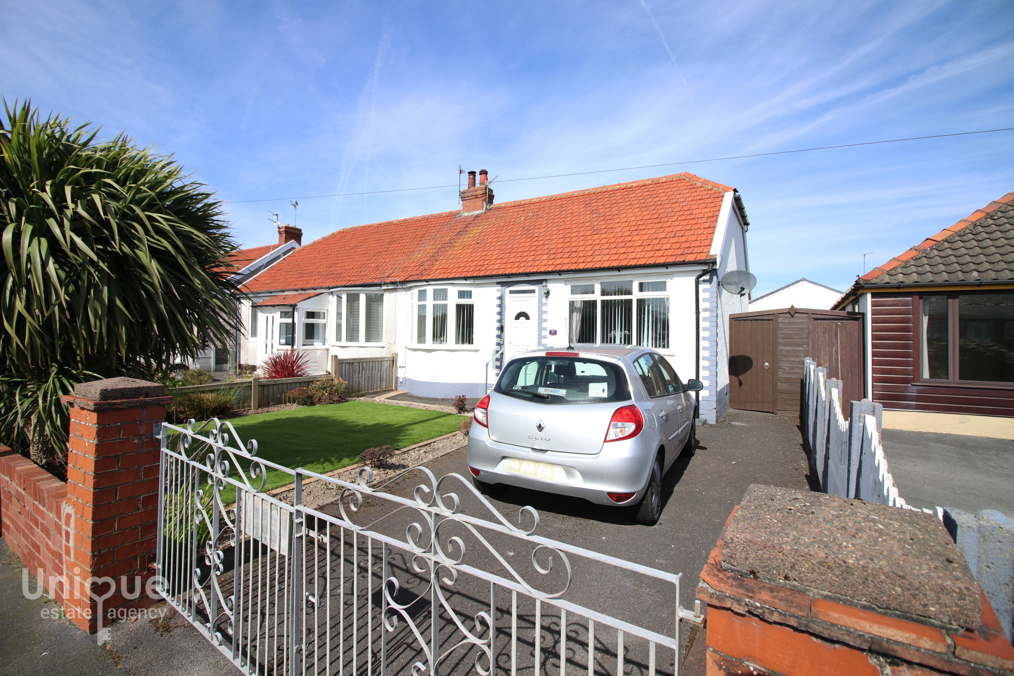 2 bedroom Semi-detached house Under Offer