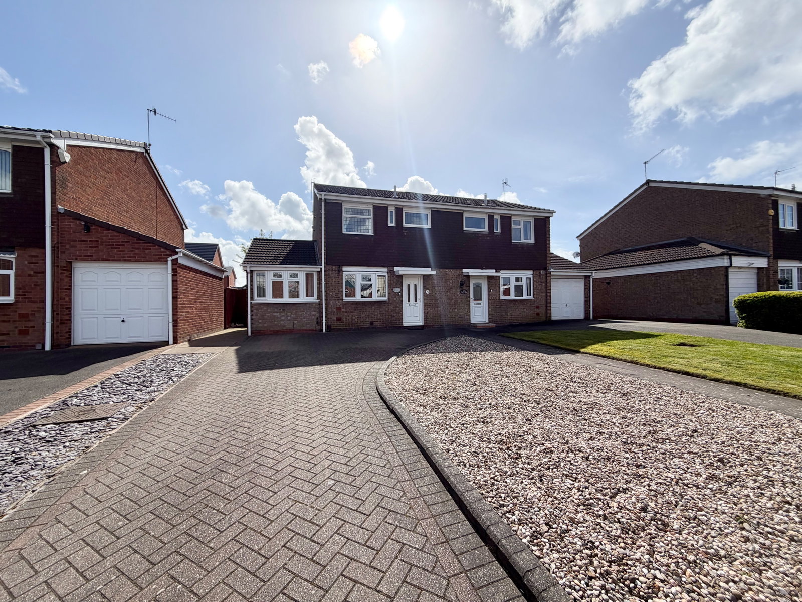 3 bedroom Semi-detached house Under Offer