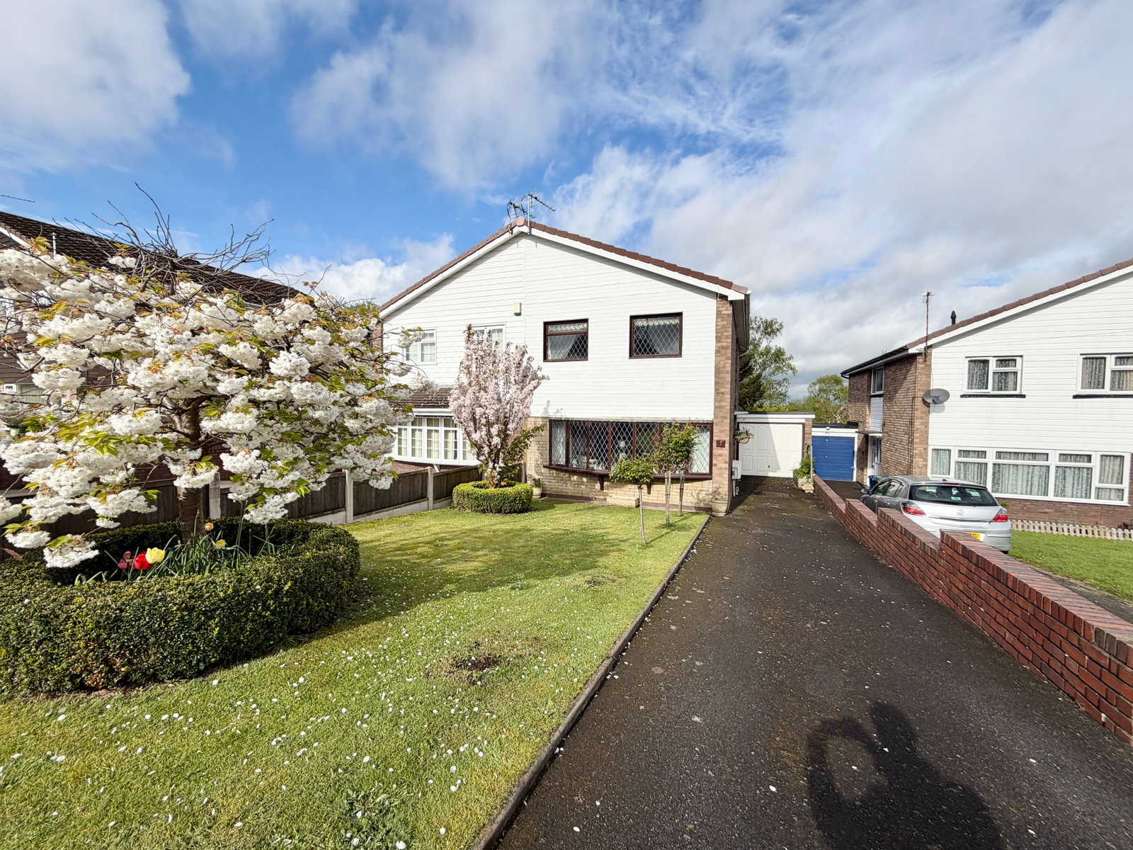 3 bedroom Semi-detached house Under Offer