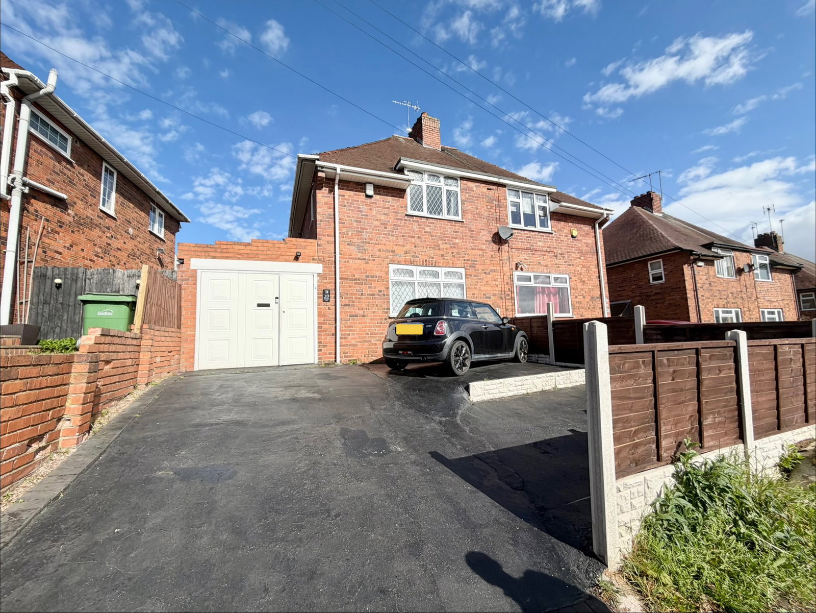 2 bedroom Semi-detached house Under Offer