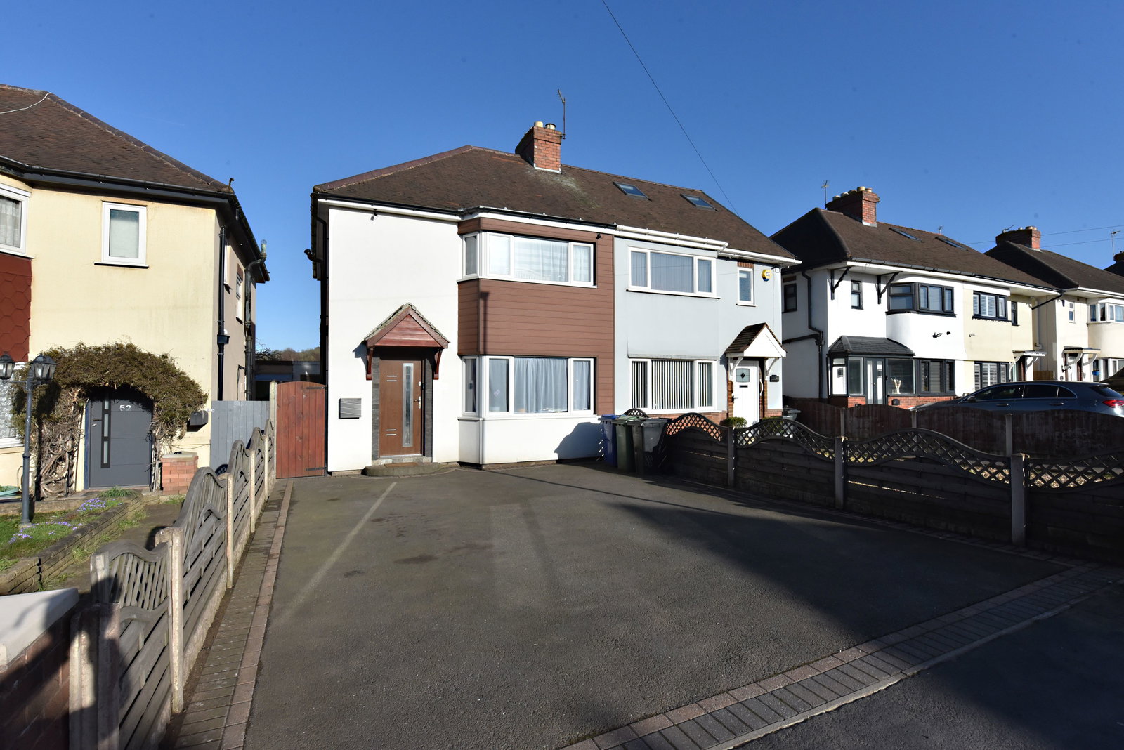 3 bedroom Semi-detached house Under Offer