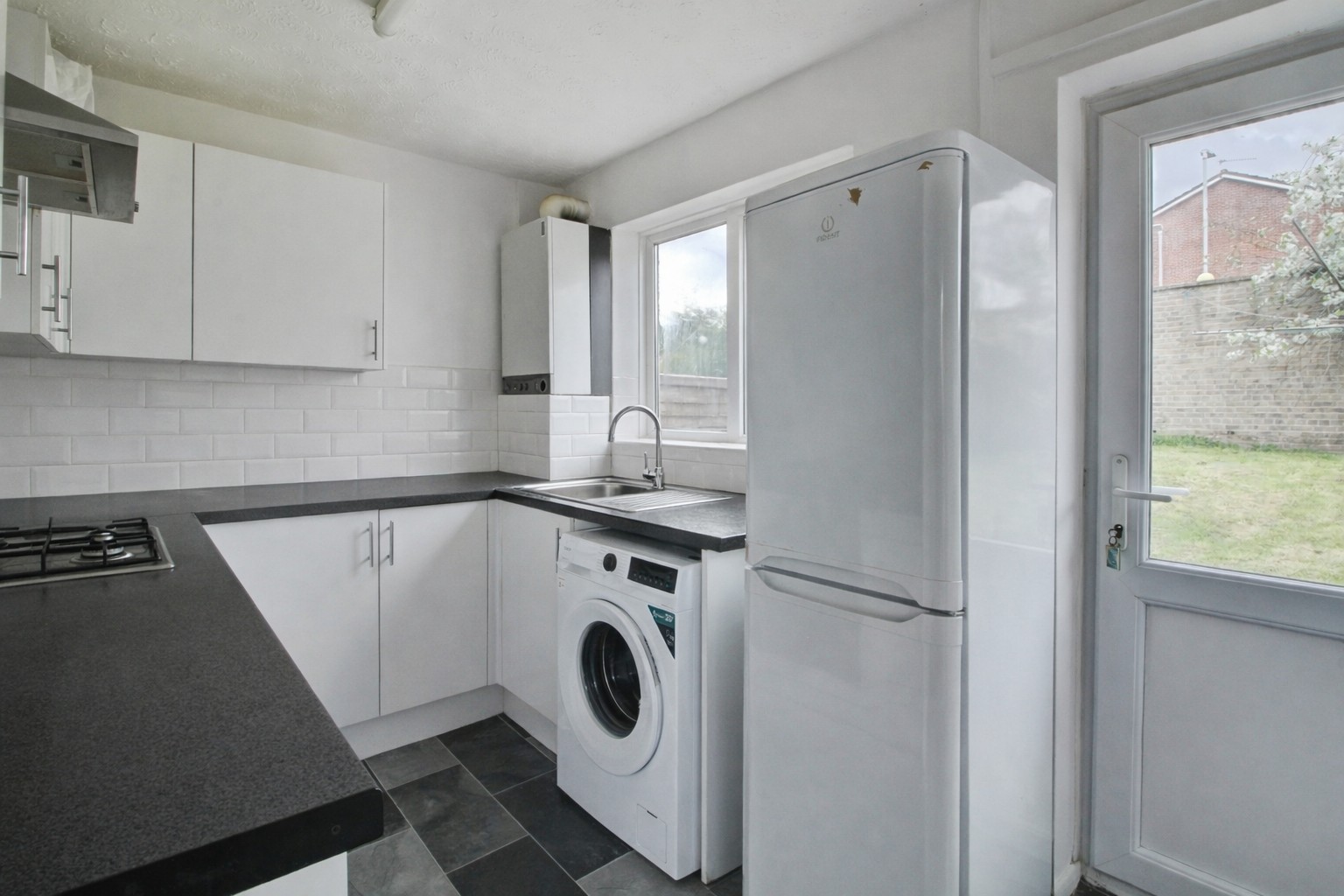 2 bedroom Semi-detached house Under Offer