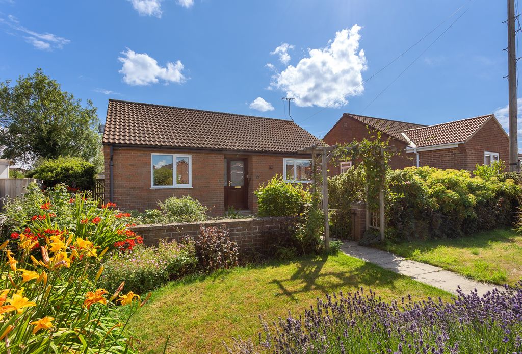 3 bedroom Detached bungalow For Sale
