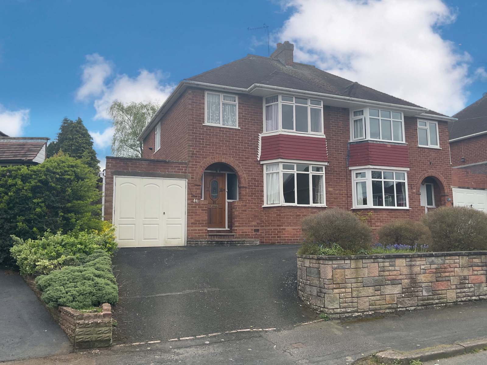 3 bedroom Semi-detached house Under Offer