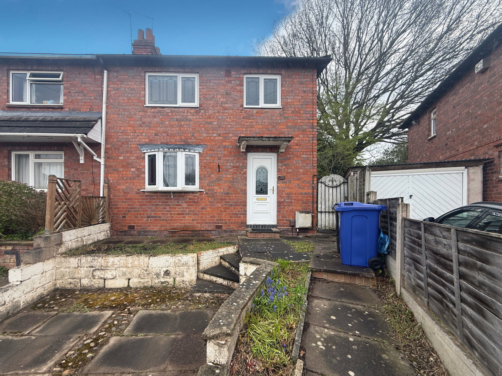 3 bedroom Semi-detached house Under Offer