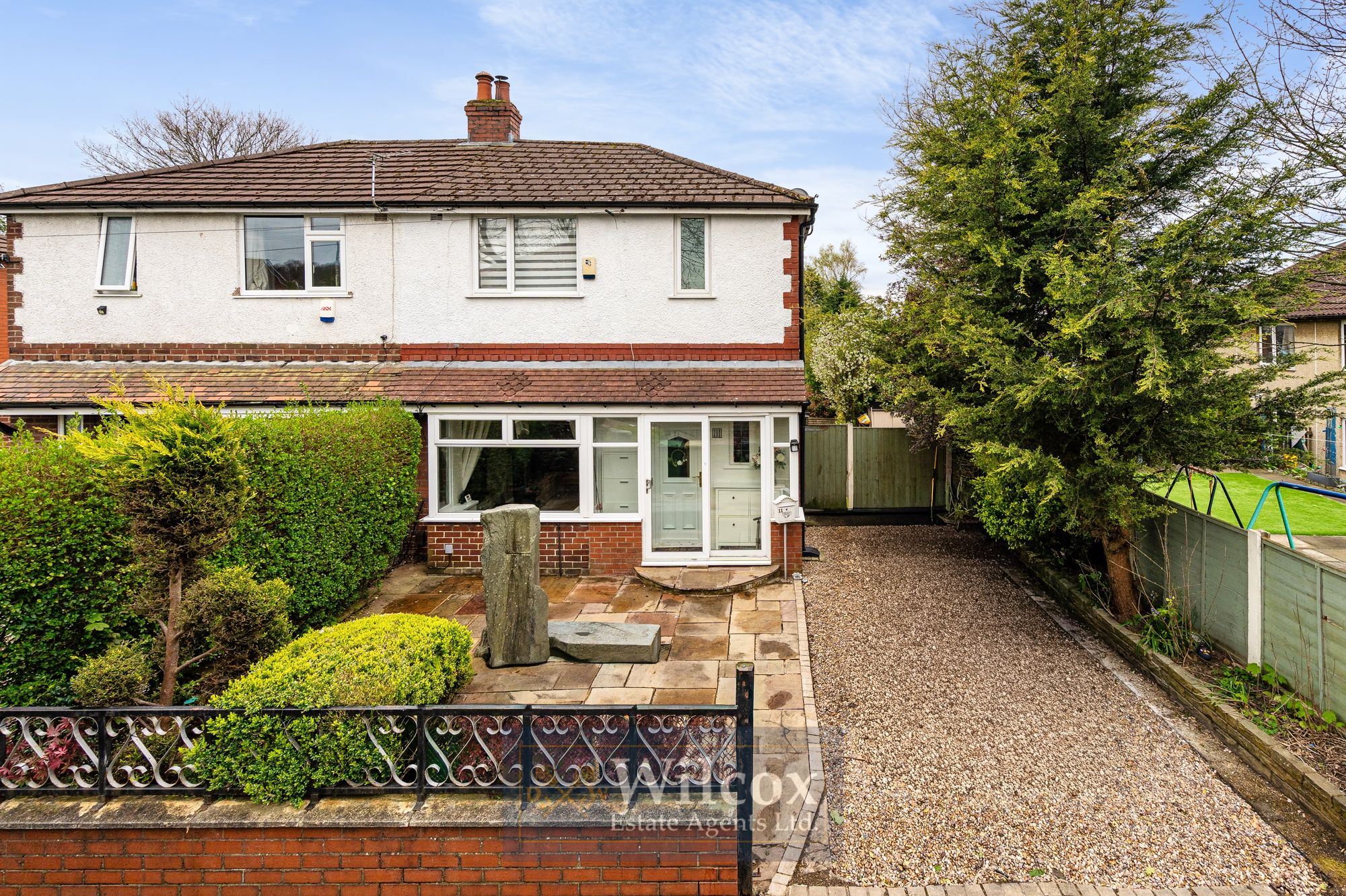 3 bedroom Semi-detached house Under Offer