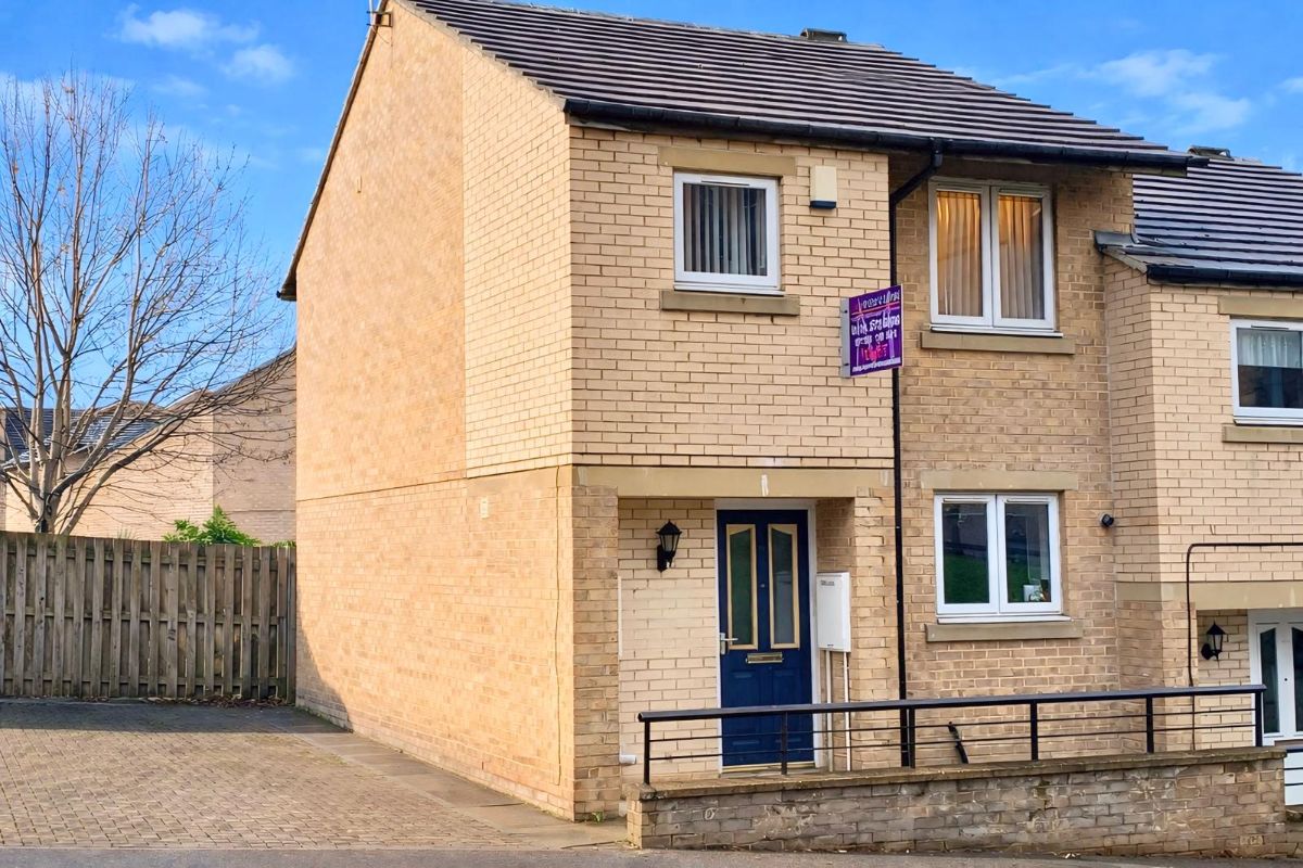 4 bedroom Semi-detached house To Let