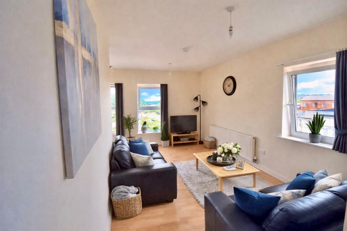 3 bedroom Flat To Let