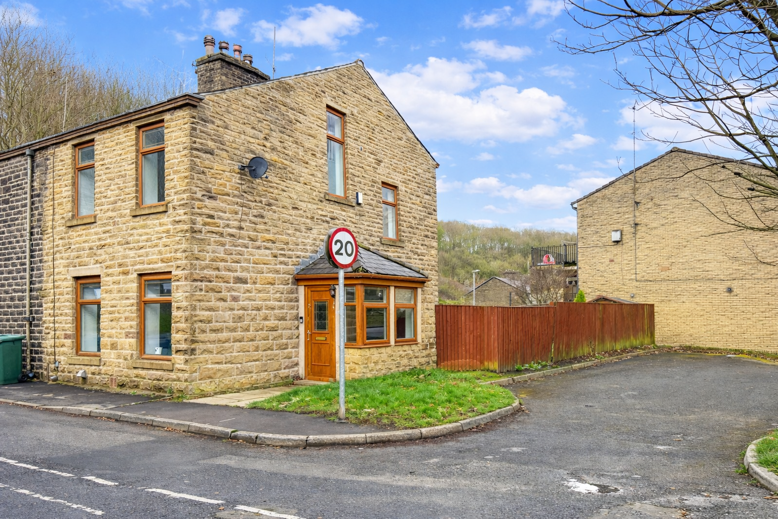 3 bedroom Semi-detached house For Sale