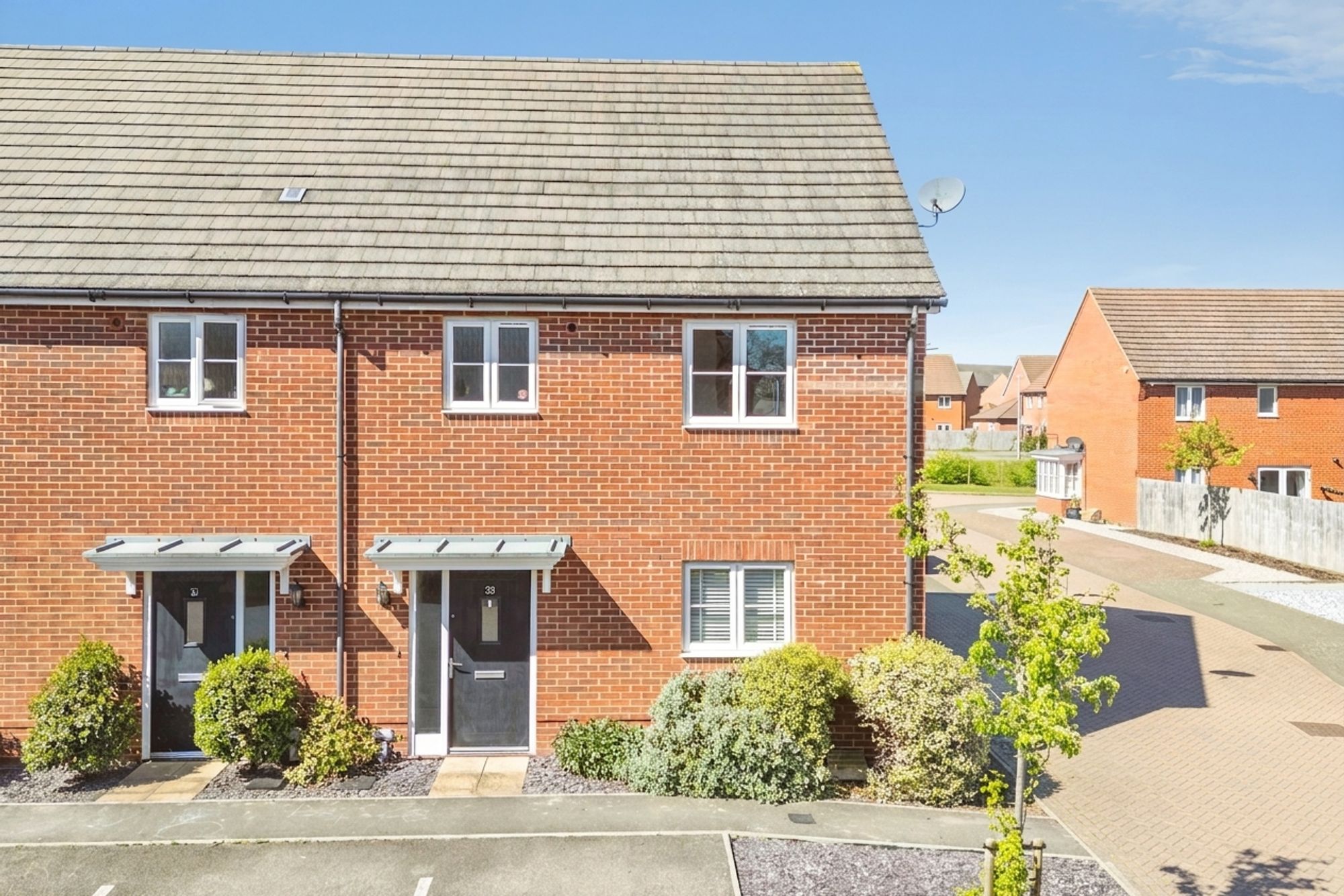 3 bedroom Semi-detached house Under Offer