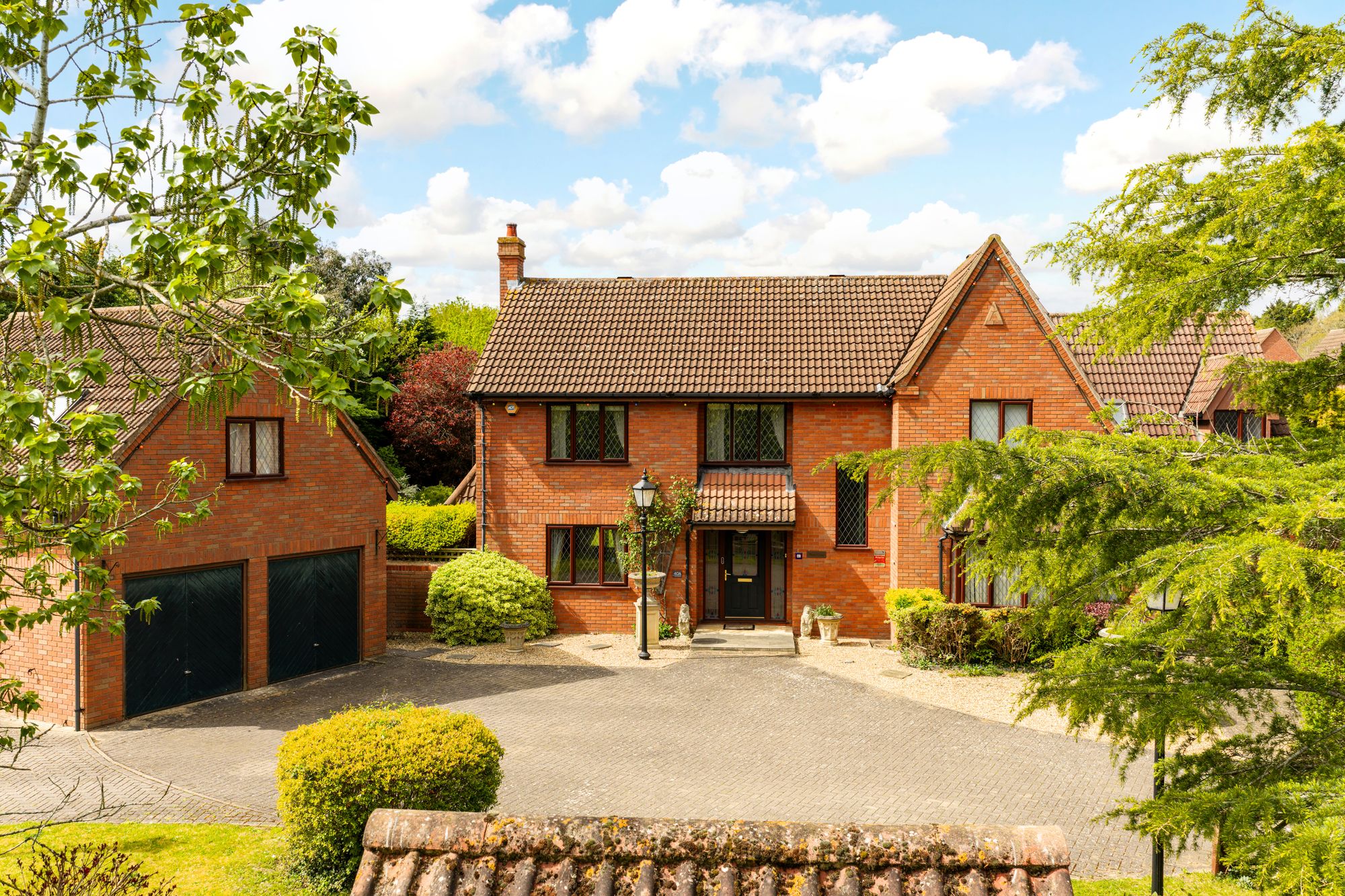 6 bedroom Detached house Under Offer