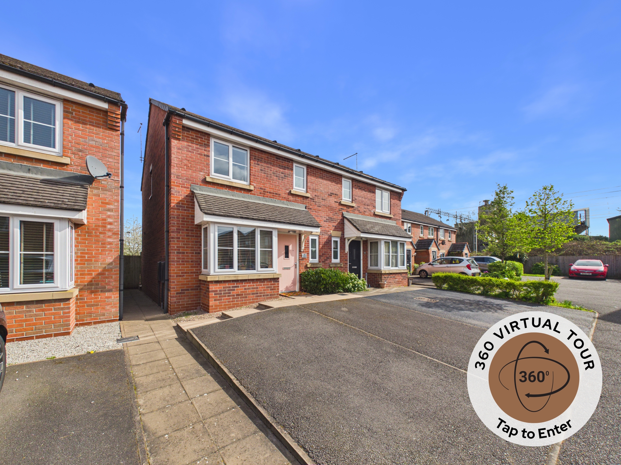 3 bedroom Semi-detached house Under Offer