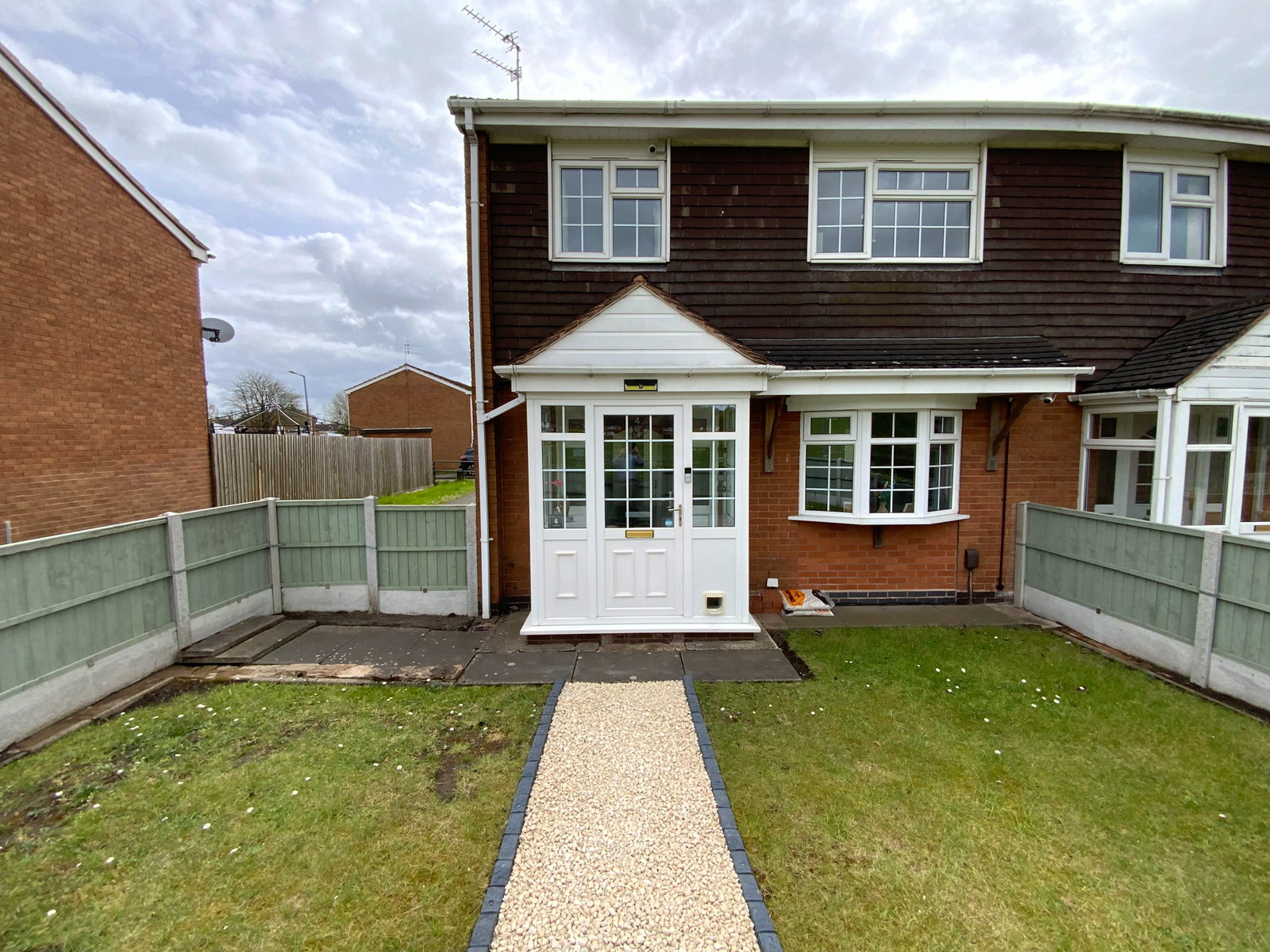 3 bedroom Semi-detached house Under Offer