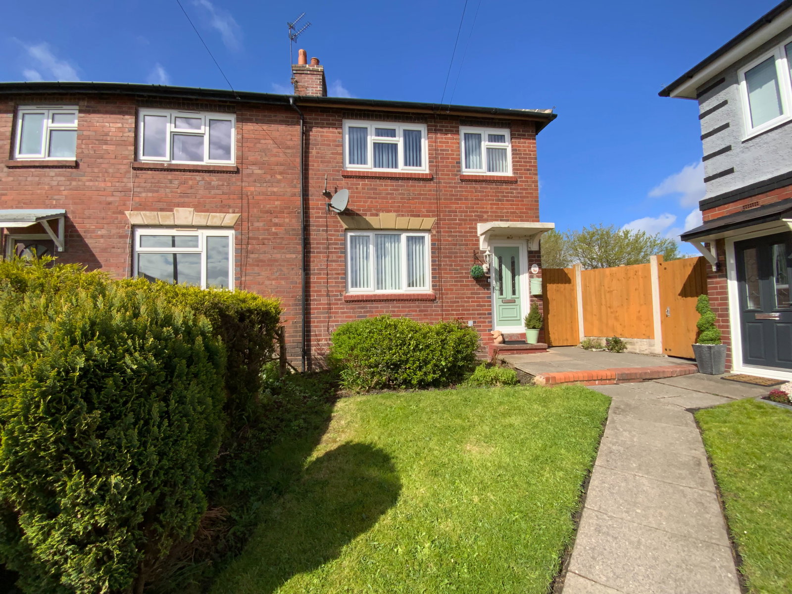 3 bedroom Semi-detached house Under Offer