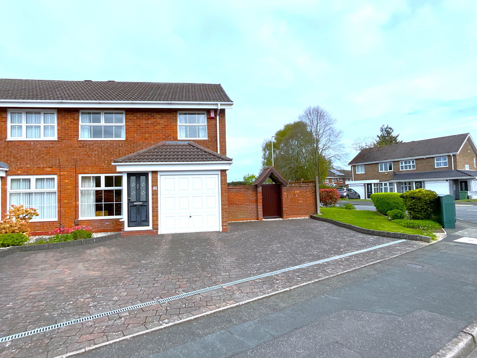 3 bedroom Semi-detached house Under Offer