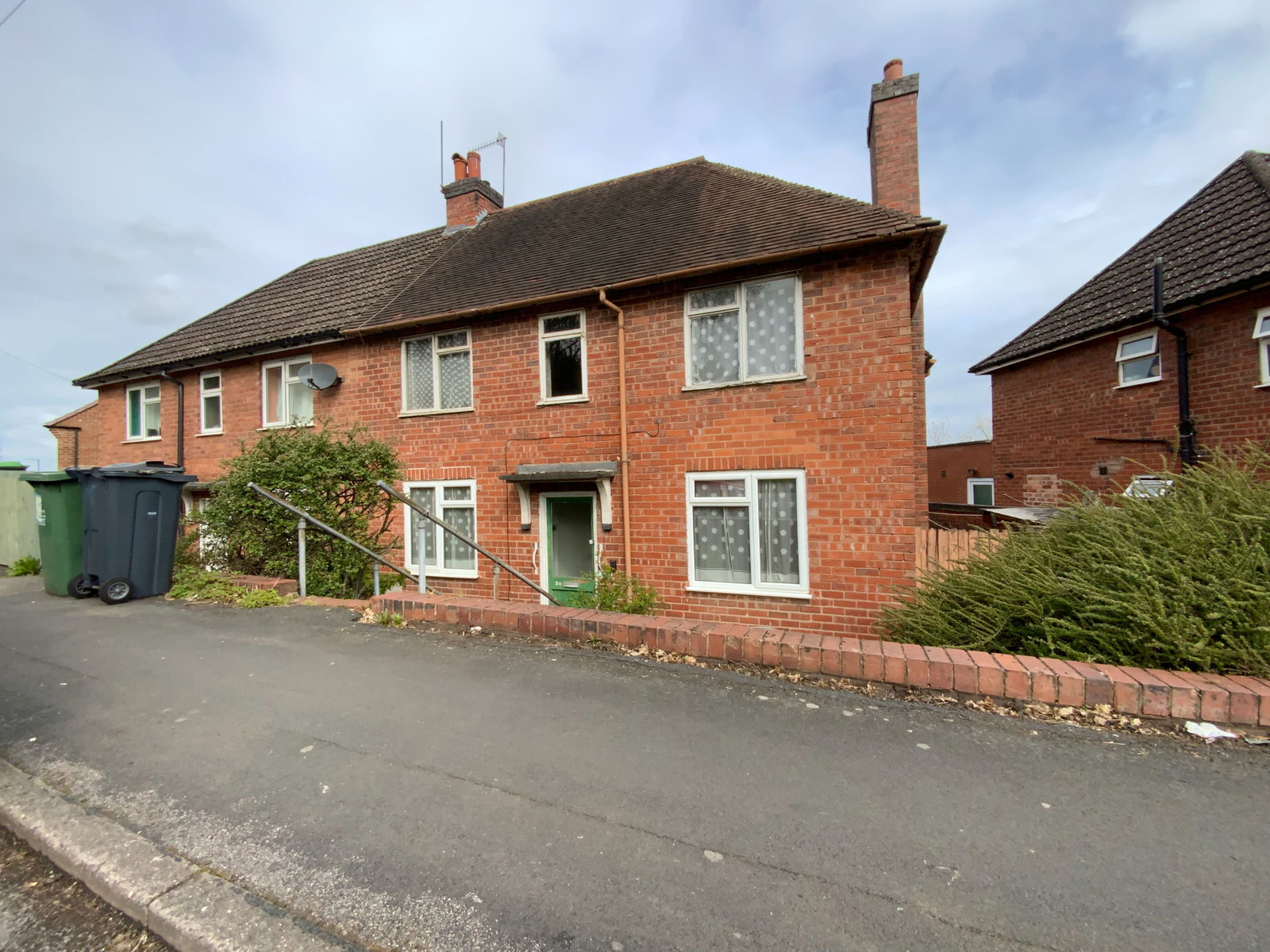 3 bedroom Semi-detached house Under Offer