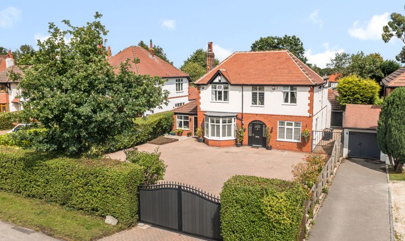 5 bedroom Detached house Under Offer