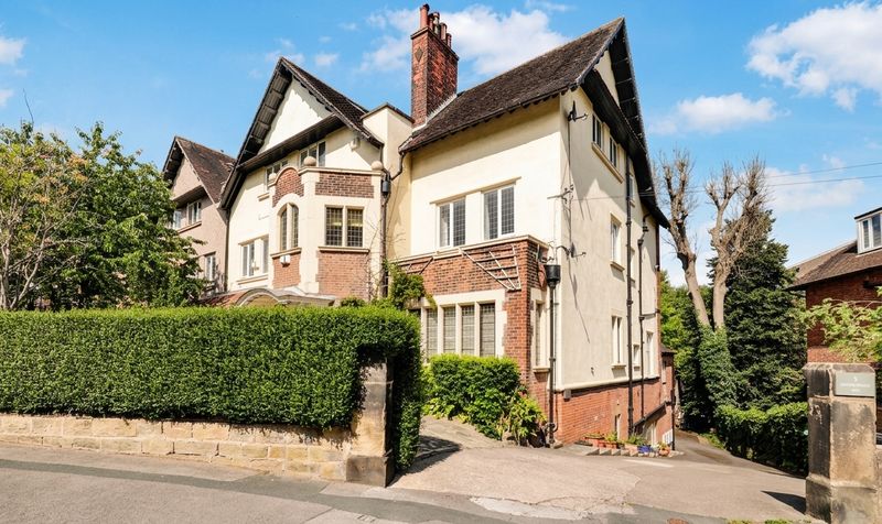 3 bedroom Flat For Sale