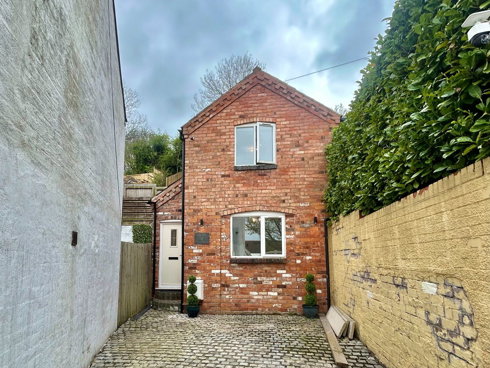 2 bedroom Detached house For Sale