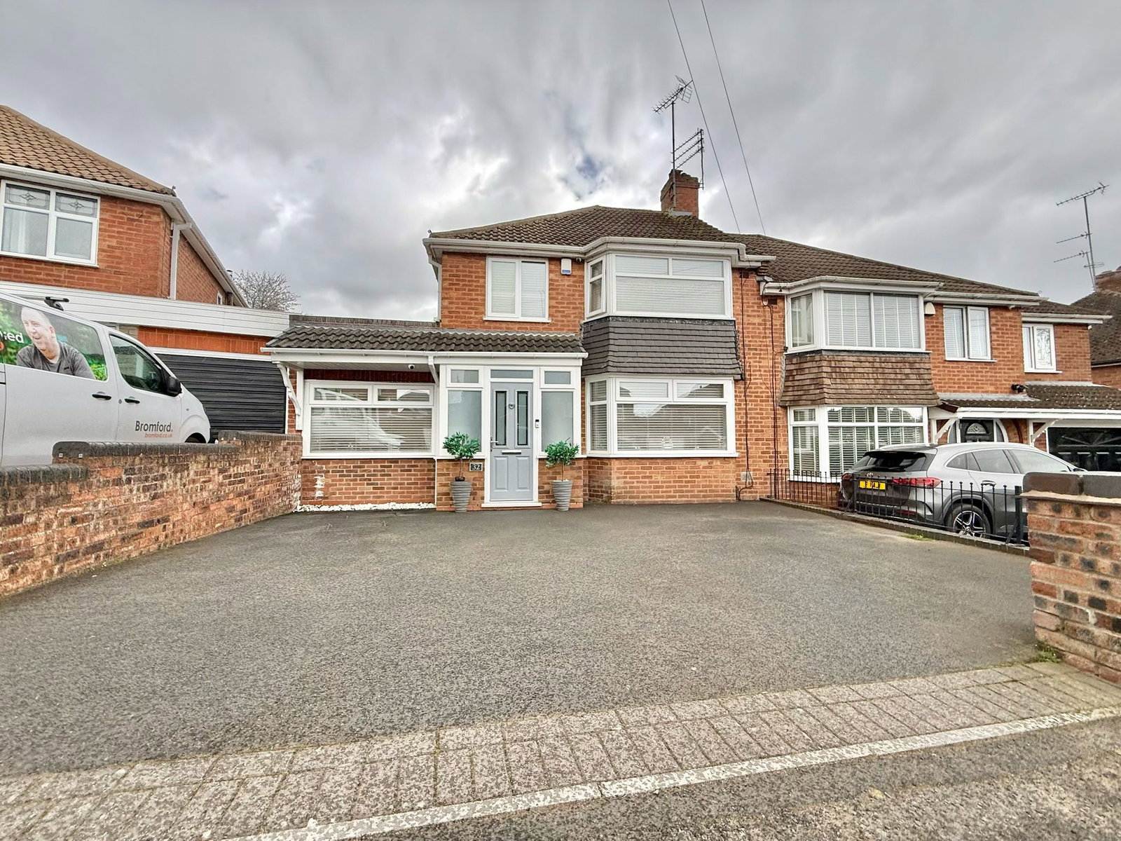3 bedroom Semi-detached house Under Offer