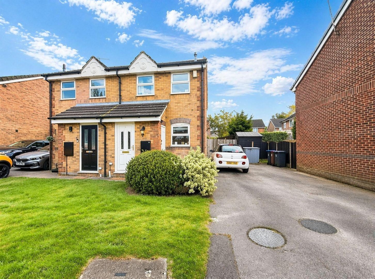 2 bedroom Semi-detached house Let