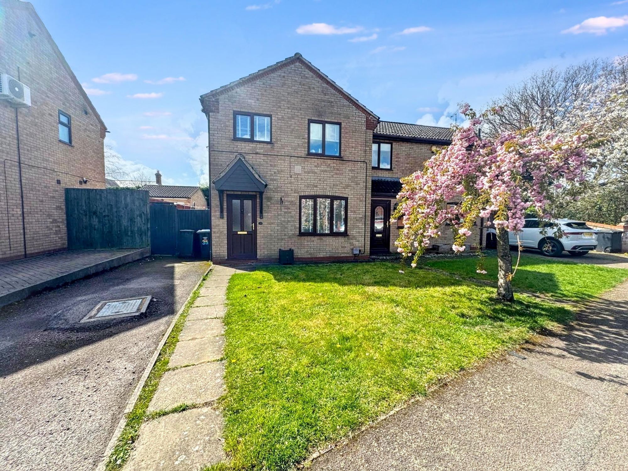 3 bedroom Semi-detached house For Sale