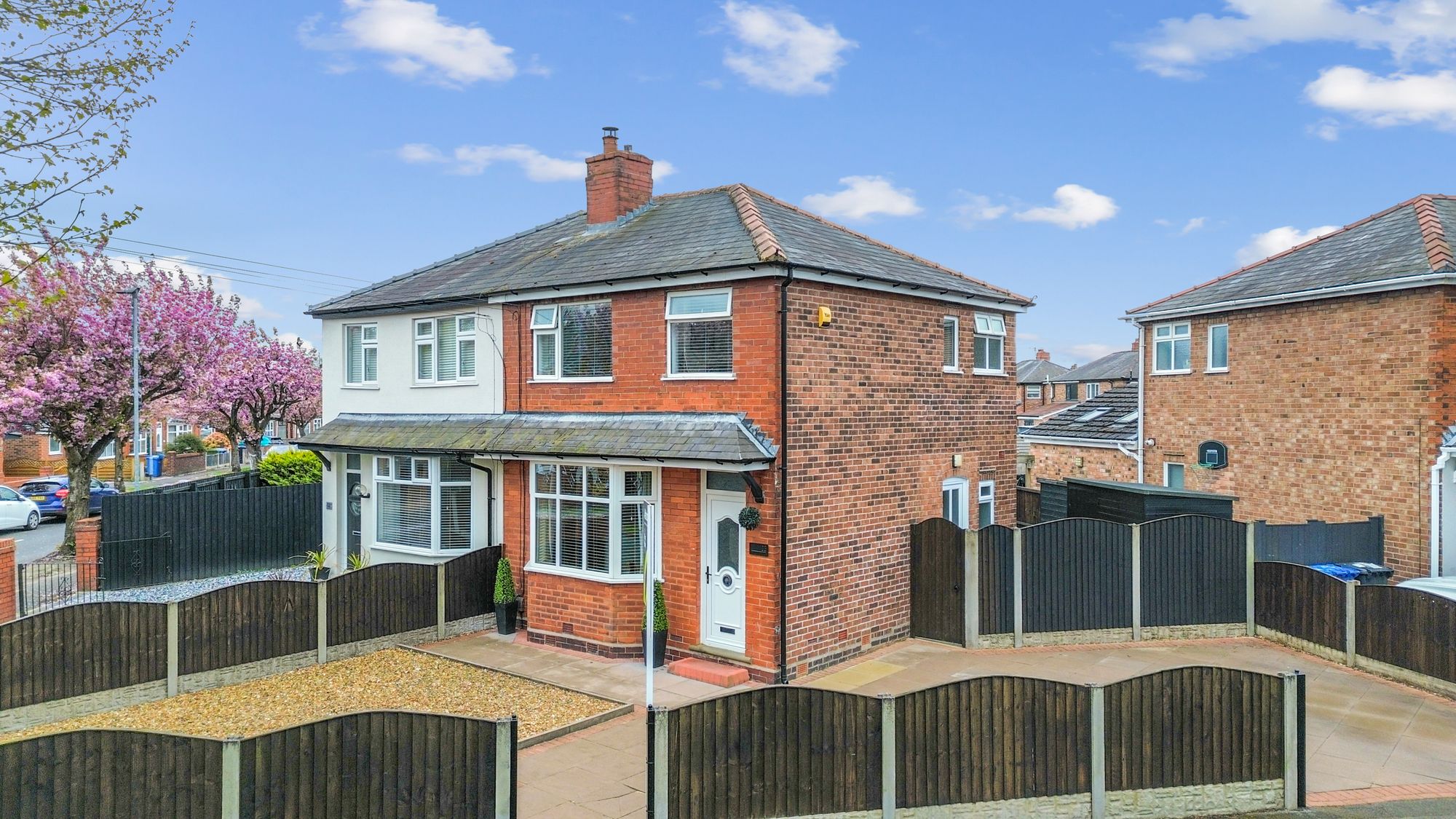3 bedroom Semi-detached house Under Offer