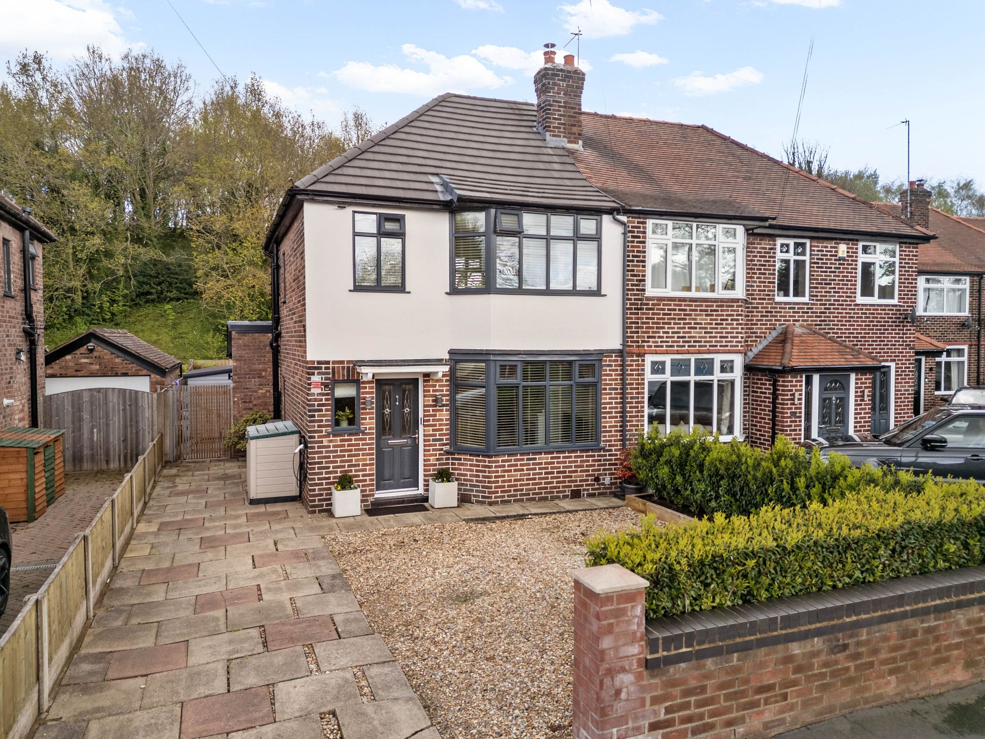 2 bedroom Semi-detached house Under Offer