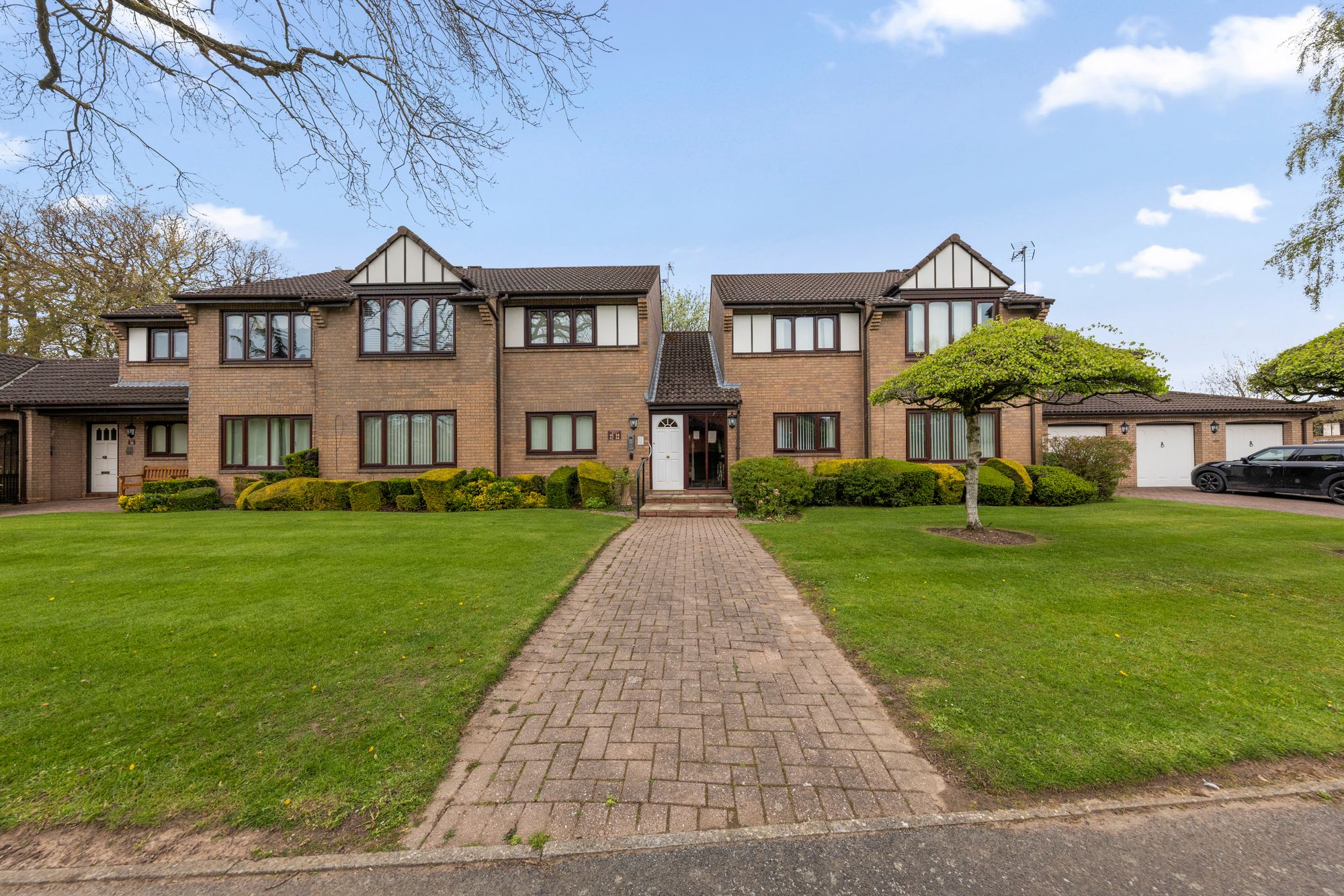 2 bedroom Flat For Sale