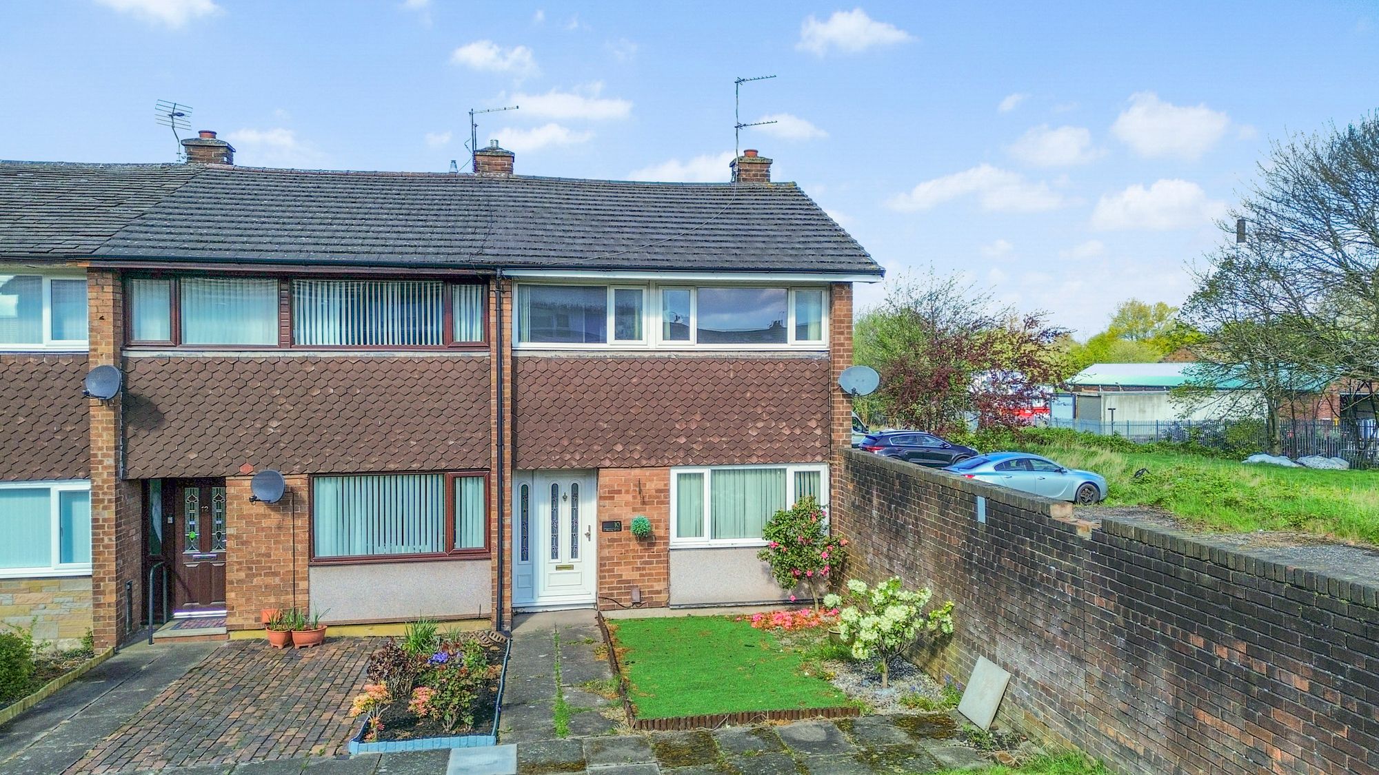 3 bedroom Semi-detached house Under Offer