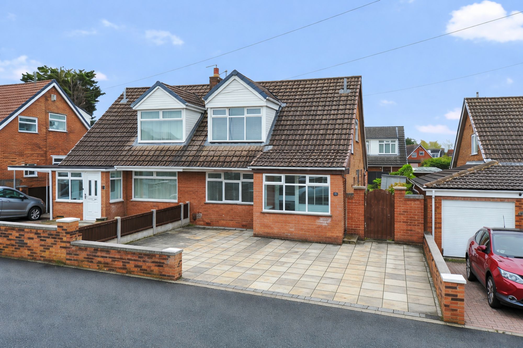 3 bedroom Semi-detached house Under Offer