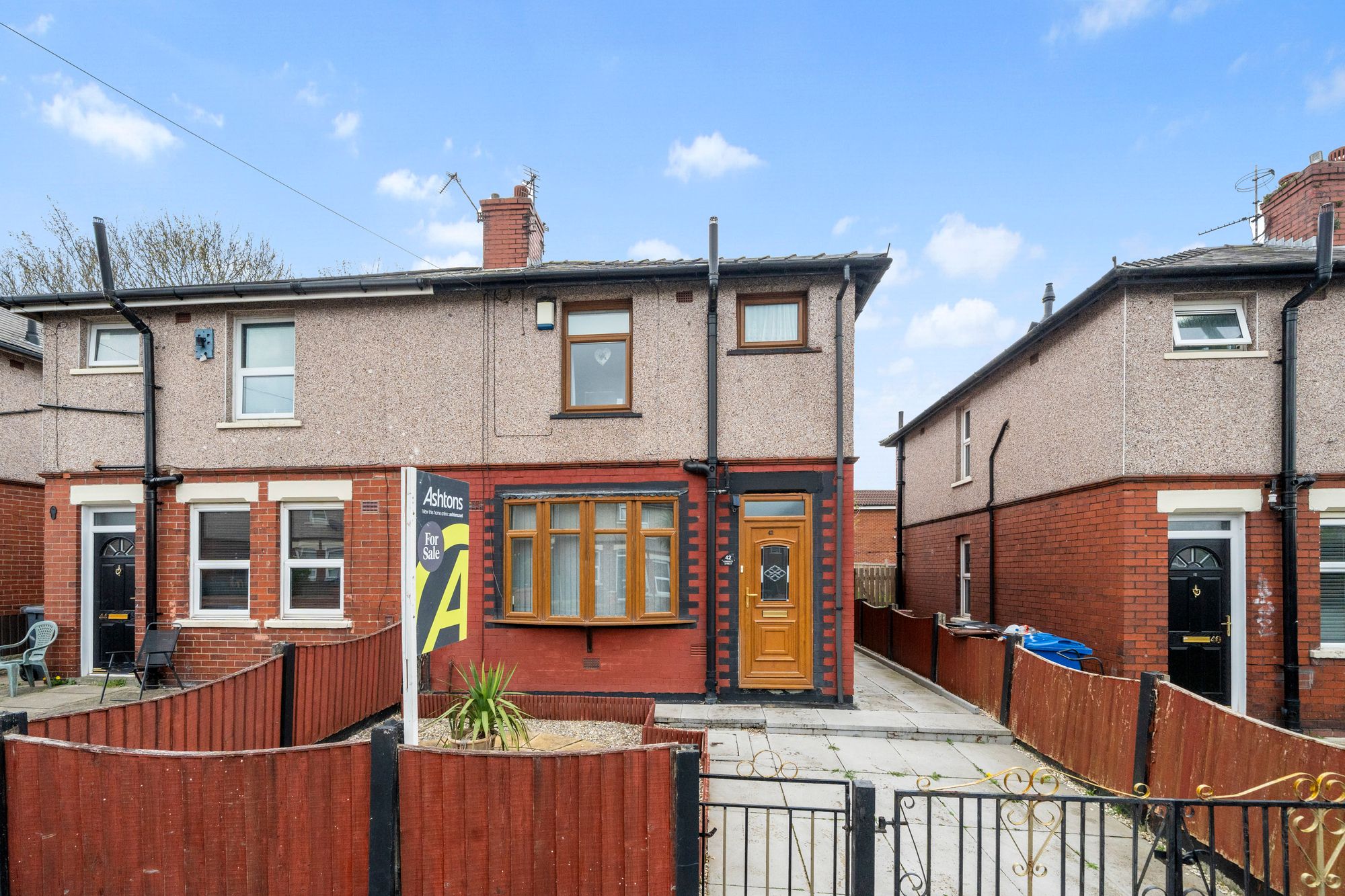 3 bedroom Semi-detached house Under Offer