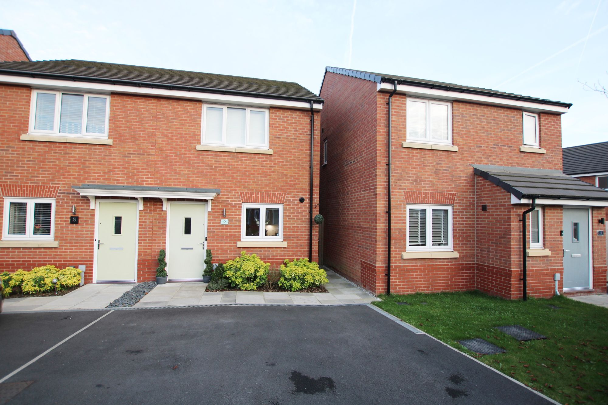 2 bedroom Semi-detached house Under Offer