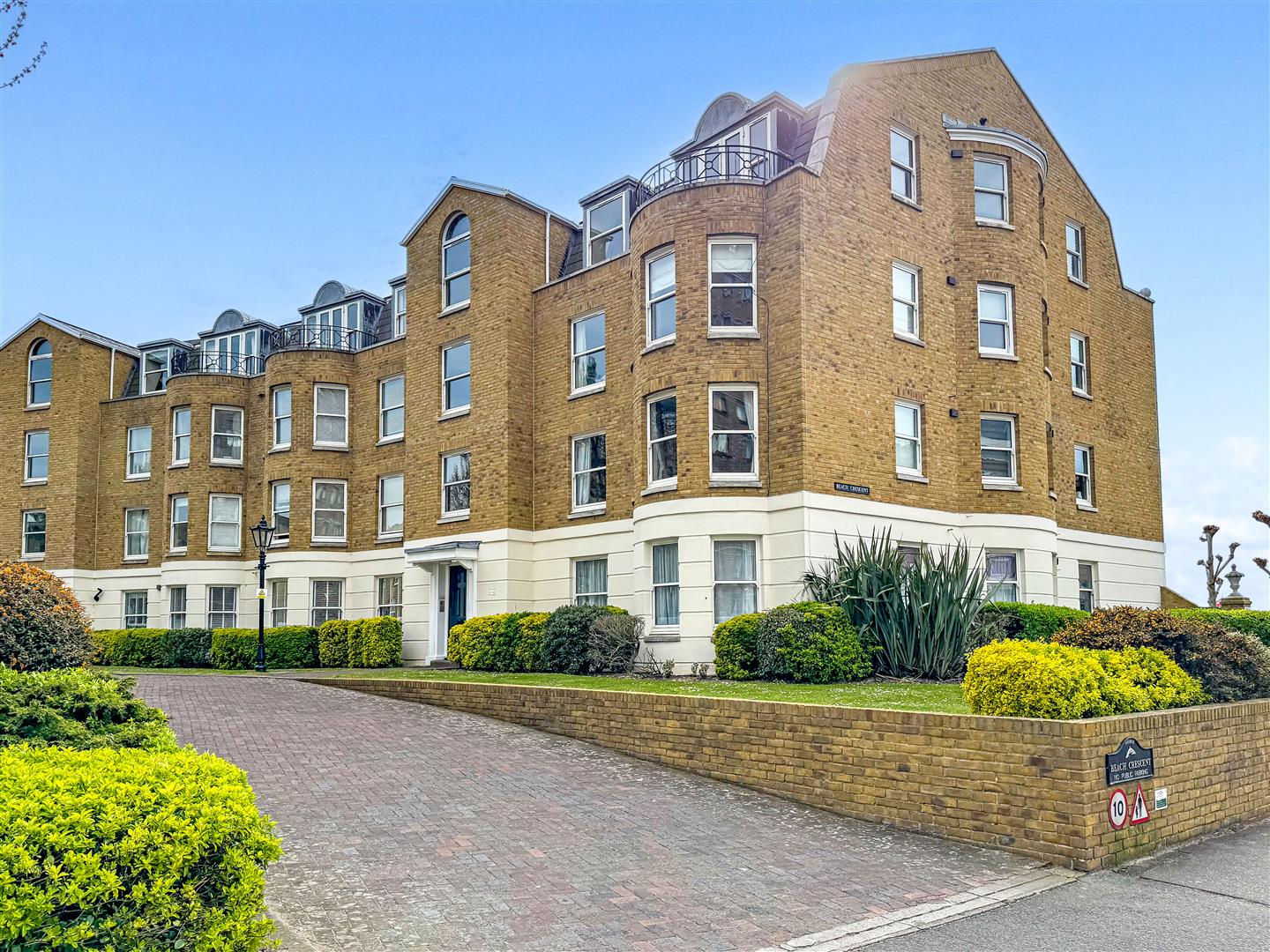 1 bedroom Apartment For Sale