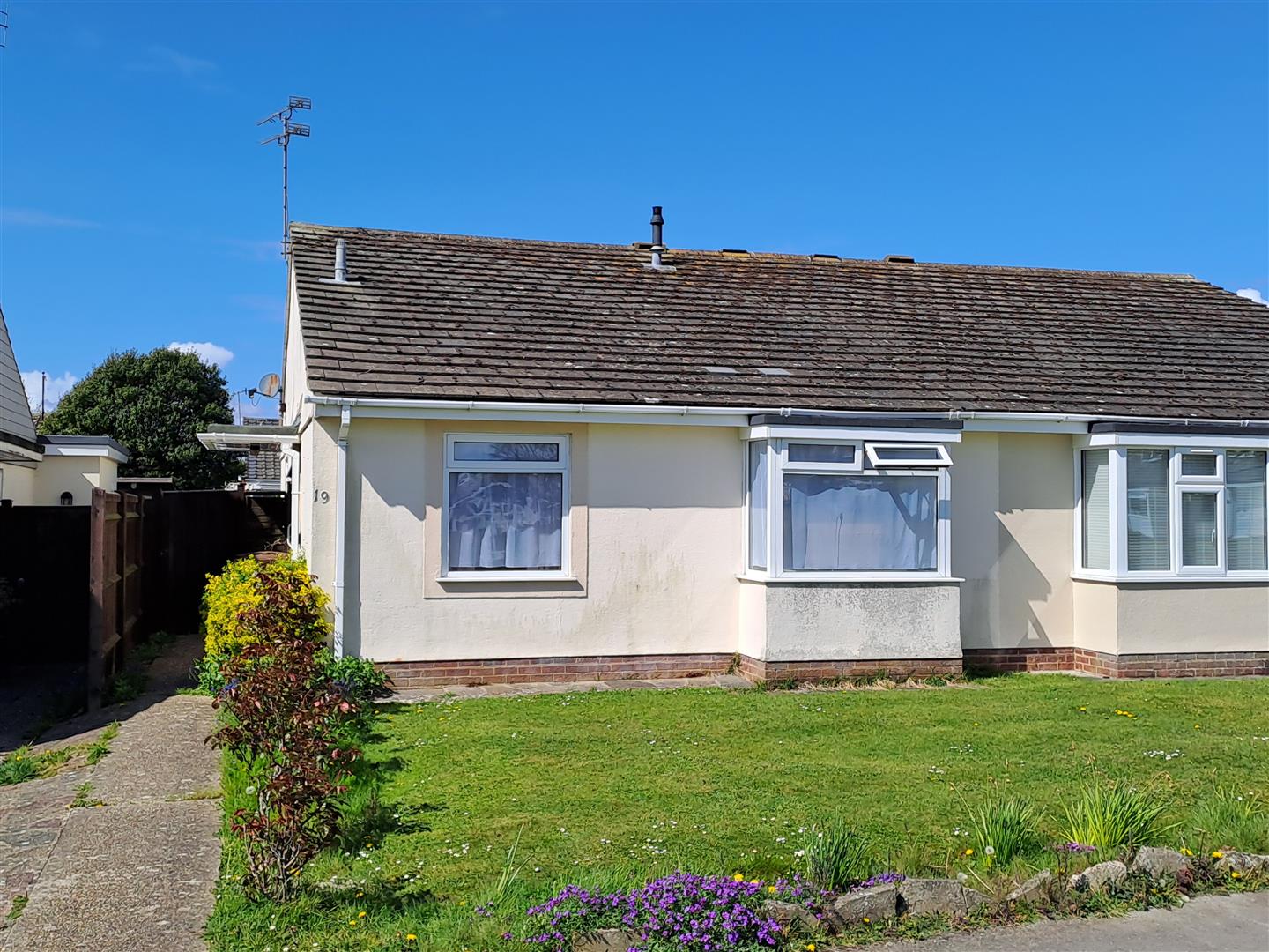 3 bedroom Detached bungalow For Sale