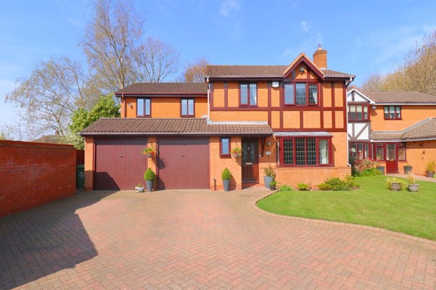 5 bedroom Detached house Under Offer