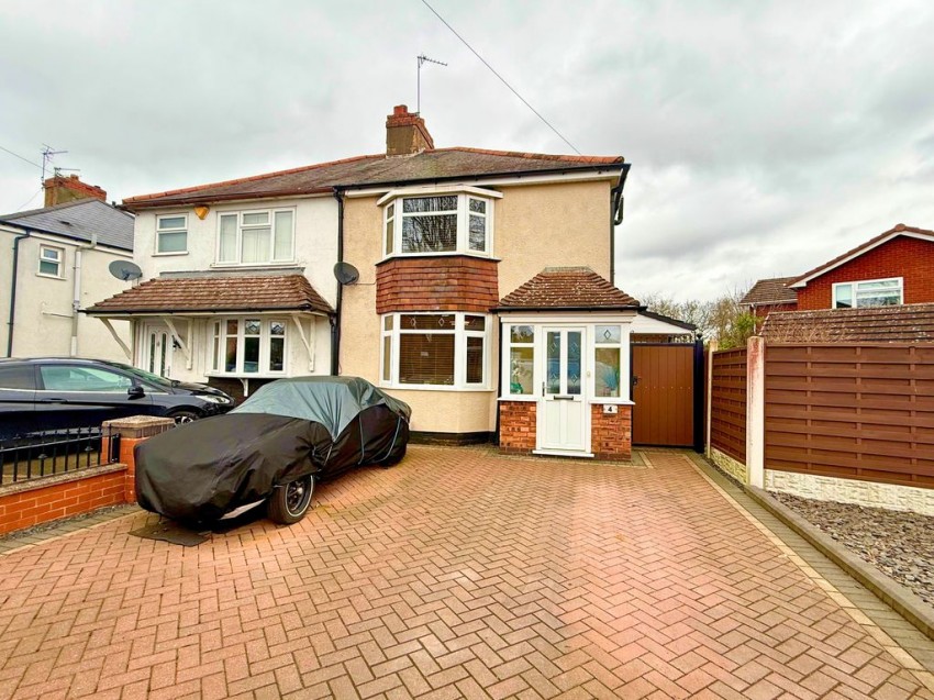 3 bedroom Semi-detached house Under Offer
