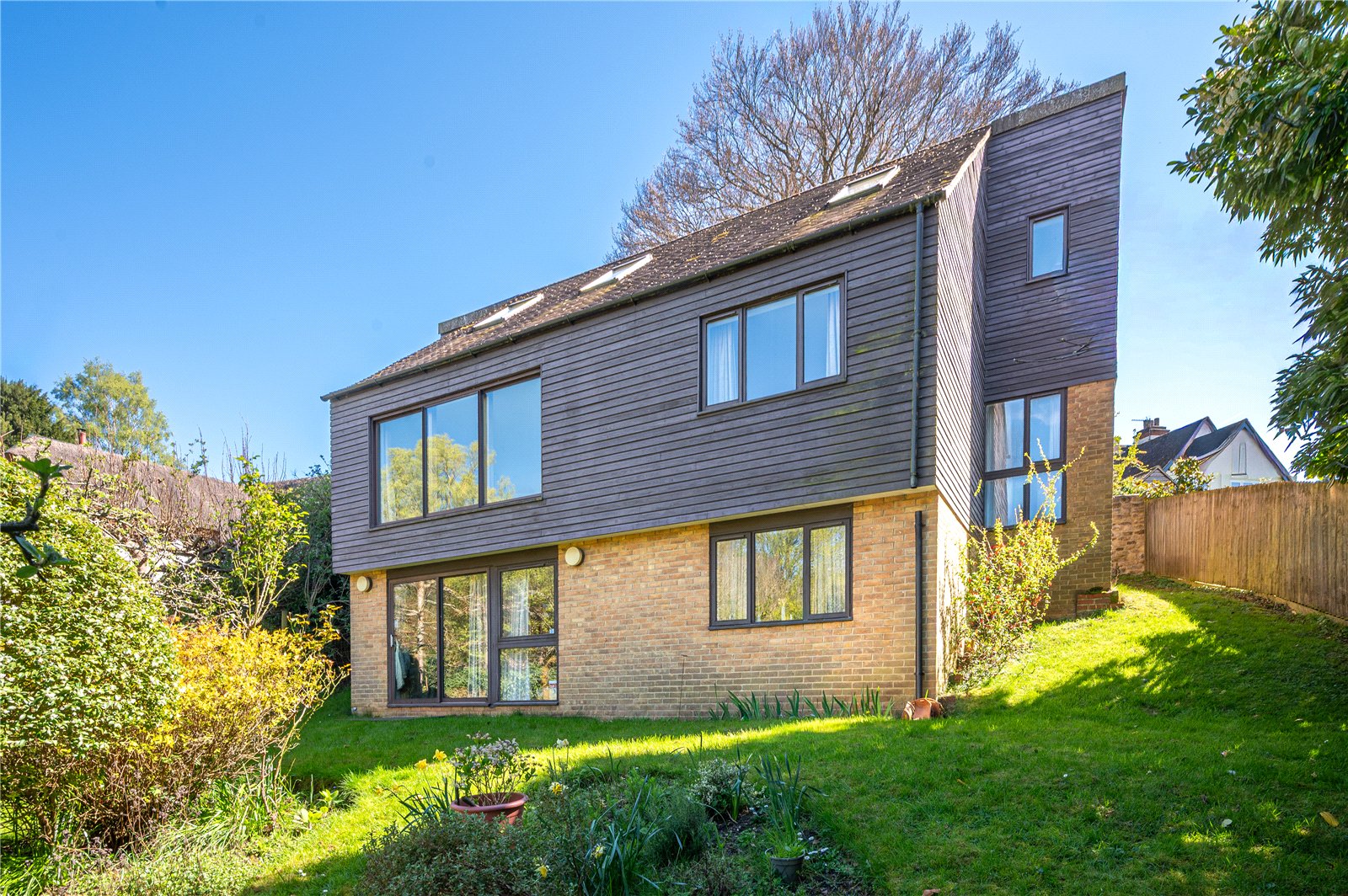 6 bedroom Detached house Under Offer