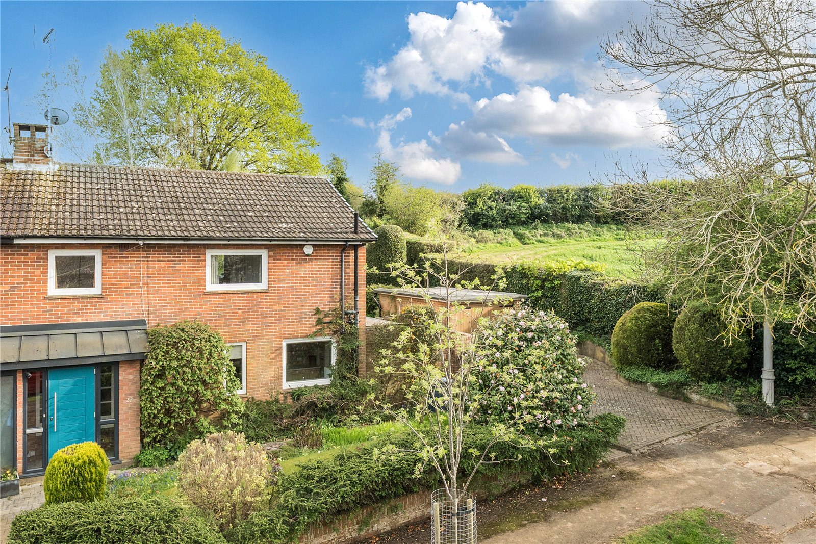 3 bedroom Semi-detached house Under Offer