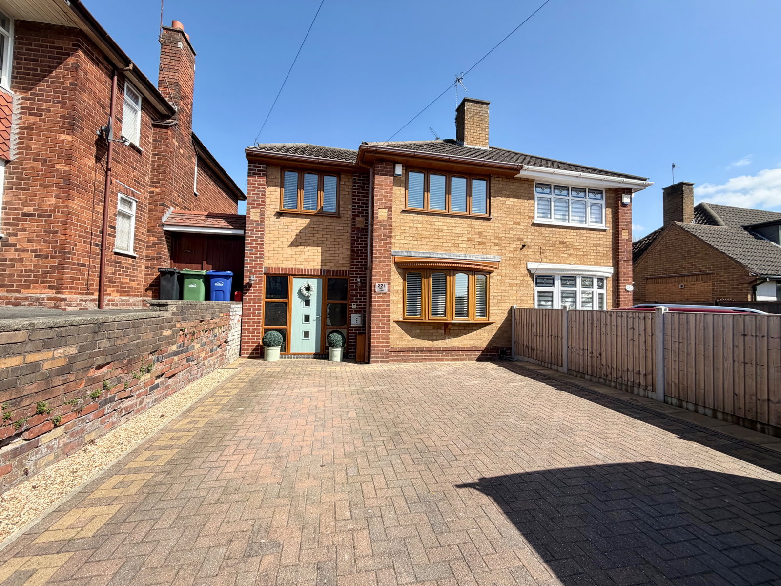 4 bedroom Semi-detached house Under Offer