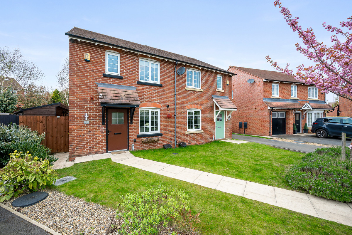 3 bedroom Semi-detached house For Sale