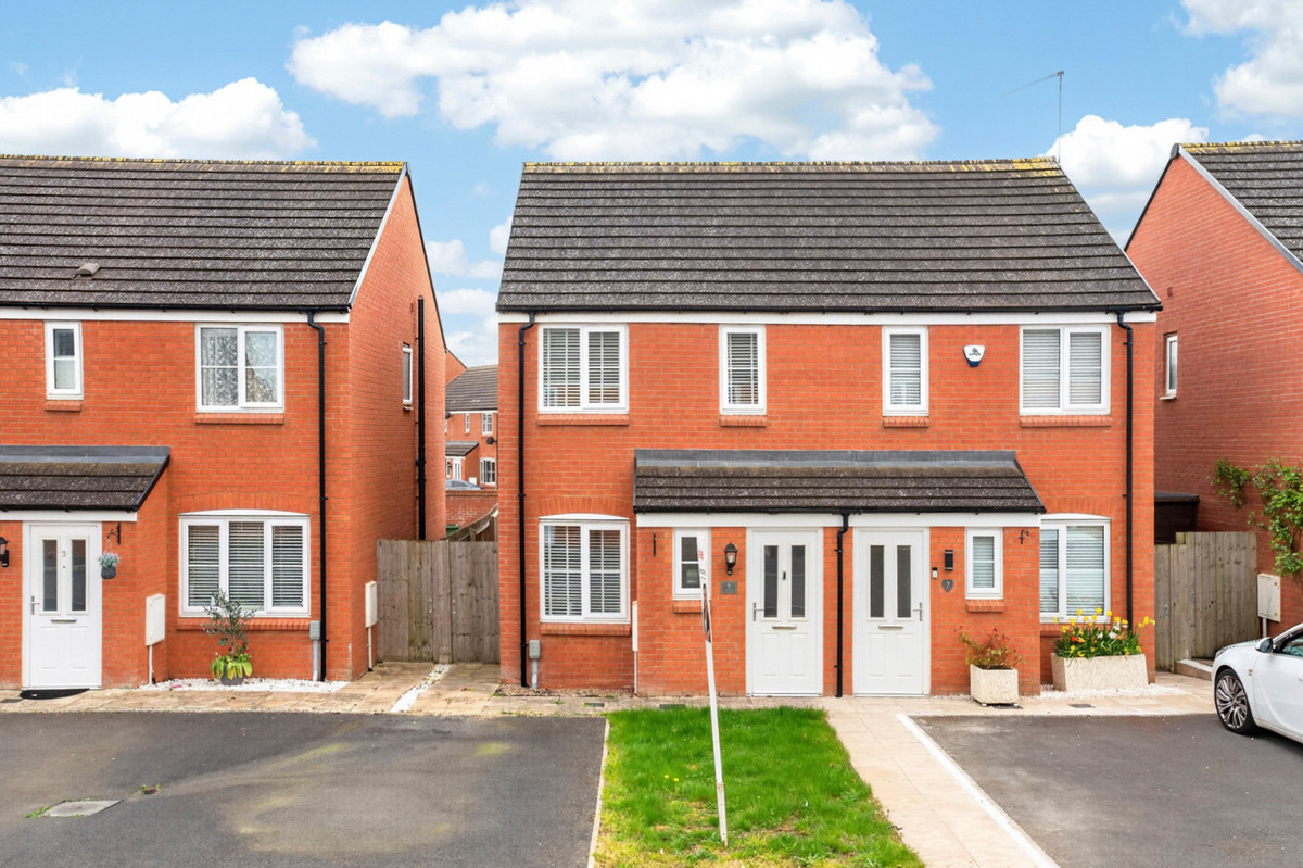 2 bedroom Semi-detached house For Sale