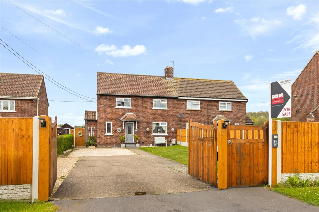 4 bedroom Semi-detached house Under Offer