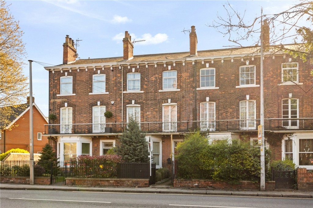 2 bedroom Maisonette For Sale