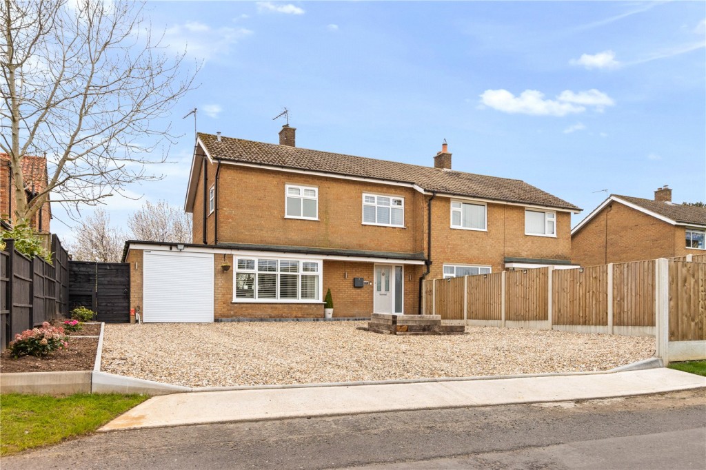 3 bedroom Semi-detached house Under Offer