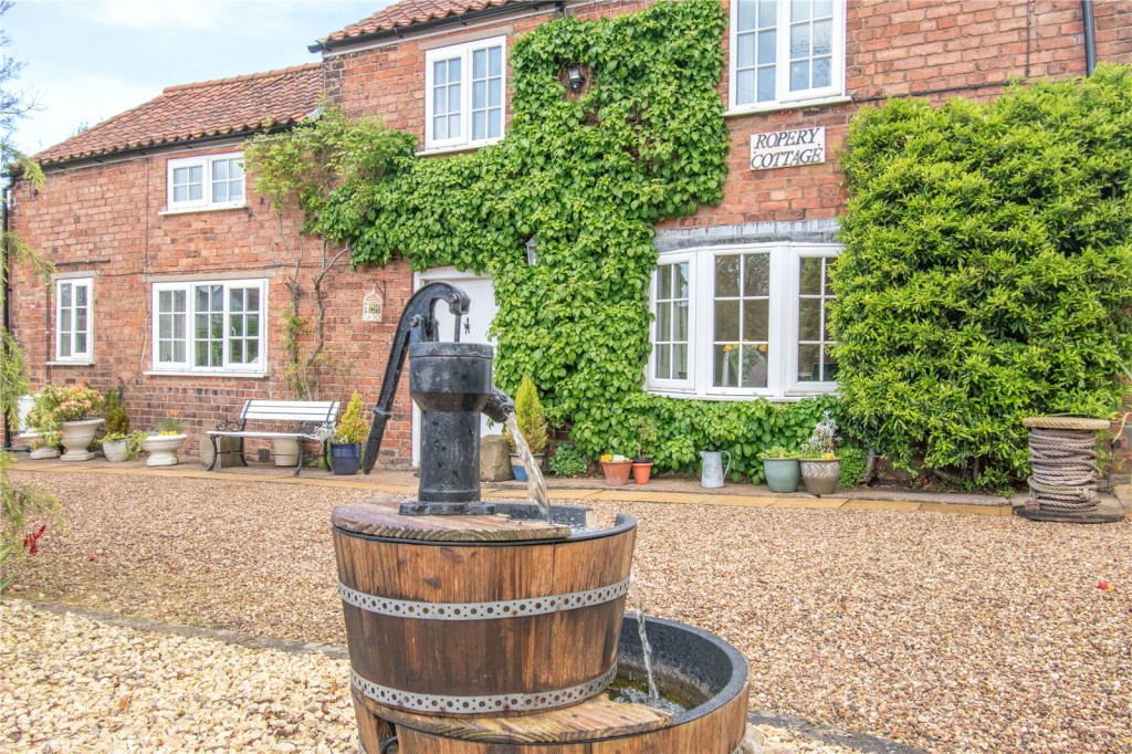 3 bedroom Cottage For Sale